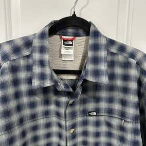 The North Face LS Shirt Mens M Blue Checks Traverse Zip Pocket Button Up Hiking